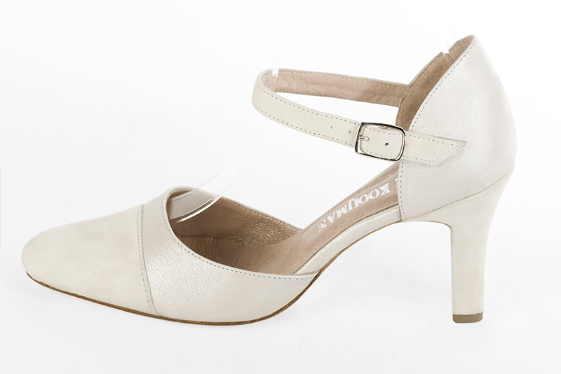 Off white women's open side shoes, with an instep strap. Round toe. High kitten heels. Profile view - Florence KOOIJMAN